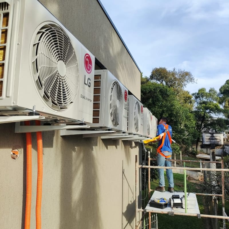 Tecnico instalando ar condicionado